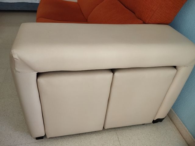 Sofá extraíble con dos puffs