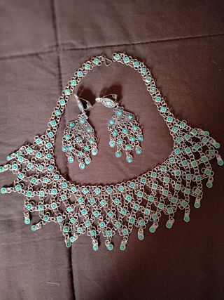 Juego de collar y pendientes