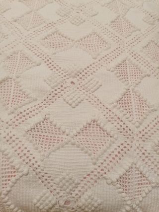 Colcha blanca de ganchillo