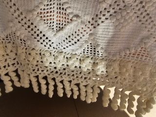 Colcha blanca de ganchillo