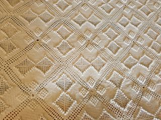 Colcha blanca de ganchillo