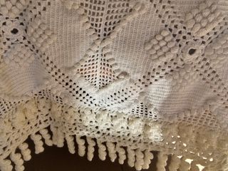 Colcha blanca de ganchillo