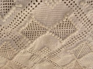 Colcha blanca de ganchillo