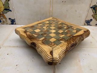 Tablero pequeño de ajedrez de madera de olivo