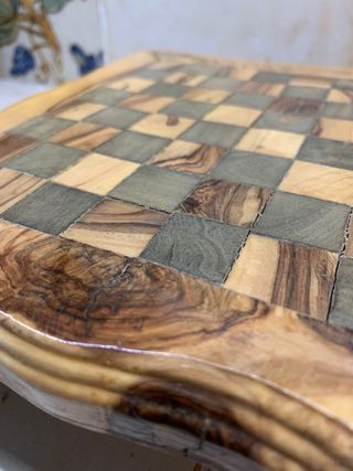Tablero pequeño de ajedrez de madera de olivo