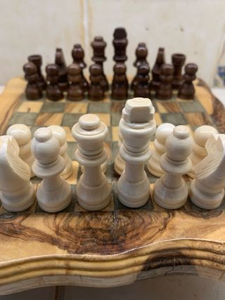 Tablero pequeño de ajedrez de madera de olivo