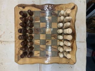 Tablero pequeño de ajedrez de madera de olivo
