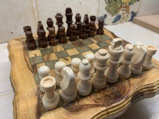 Tablero pequeño de ajedrez de madera de olivo