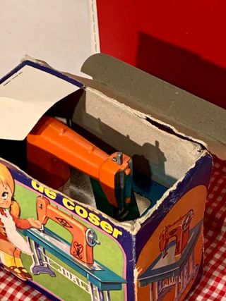 Juguete Vintage.Maquina de coser JOAL.