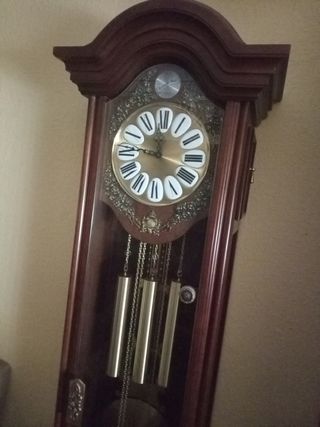 Reloj de pie de madera.