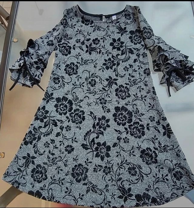 Vestitino grigio a tema floreale nero