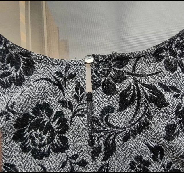 Vestitino grigio a tema floreale nero