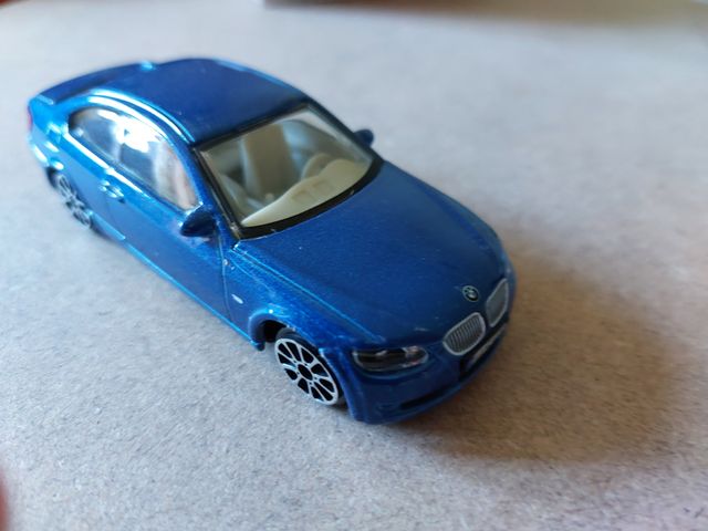 BMW 335I Burago escala 1.43.