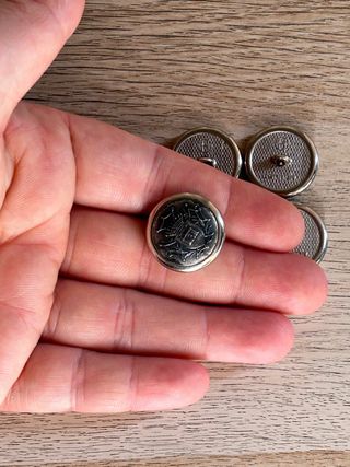 antiguos botones metal escudo