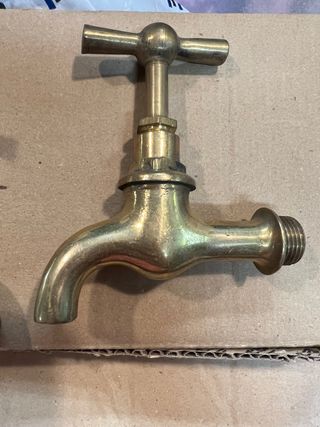 Grifos de latón. Antiguos