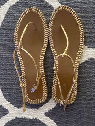 Sandalias planas dorada Zara