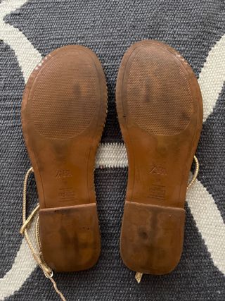 Sandalias planas dorada Zara
