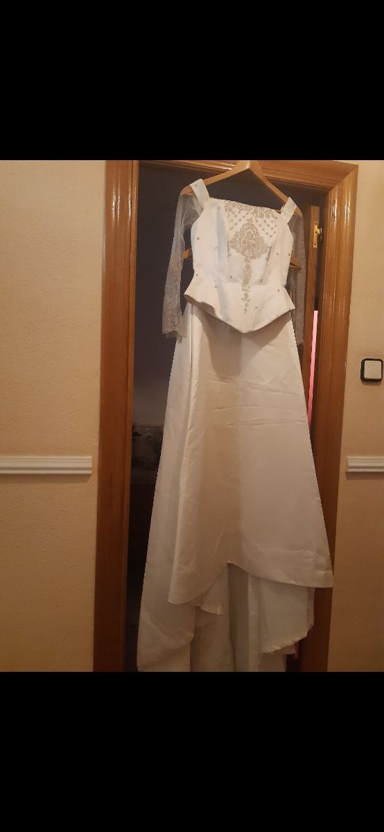 Traje de novia de dos piezas.
Sencillo y Elegante.