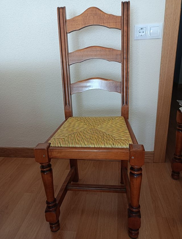 4 SILLAS DE MADERA DE COMEDOR