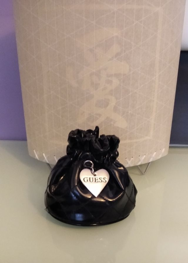 Bolsito GUESS auténtico negro de charol acolchado