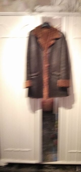 Bolsito GUESS auténtico negro de charol acolchado