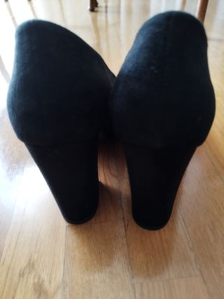 Zapatos negros de ante. Talla 38.