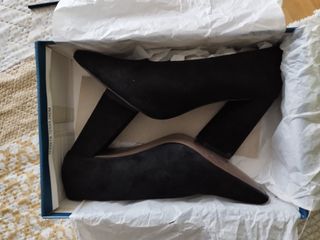 Zapatos negros de ante. Talla 38.