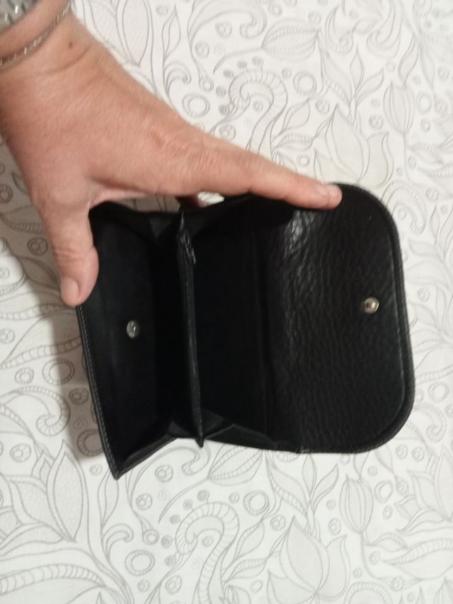 monedero en piel negro