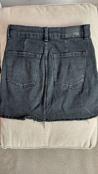 Minifalda vaquera negra de Bershka 