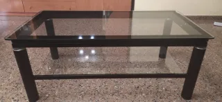 Sofá de rinconera azul, daría cortinas y lámparas.