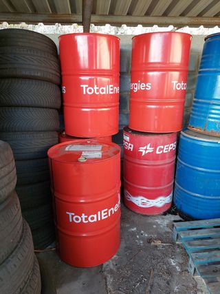 Bidones aceite vacíos