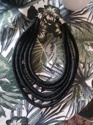 Collar colgante negro brillante