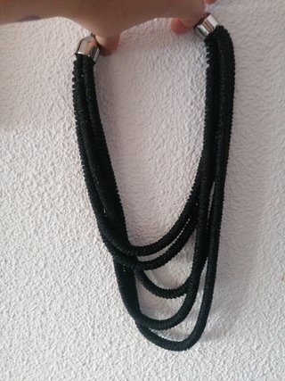 Collar colgante negro brillante