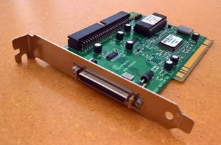 Controladora SCSI Adaptec AHA-2940AU