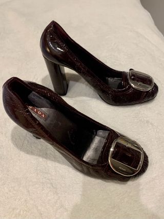 Zapato PRADA charol GRANATE tacon ancho