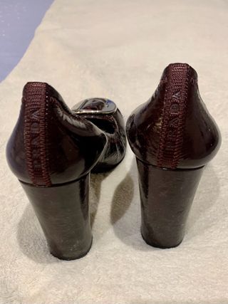 Zapato PRADA charol GRANATE tacon ancho