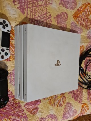 PS4 PRO VERSIONE BIANCA + 2 controller