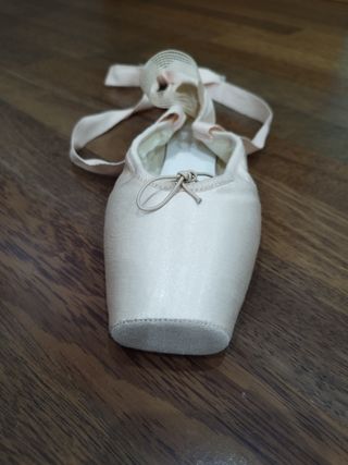 Zapatillas de puntas de danza clásica.