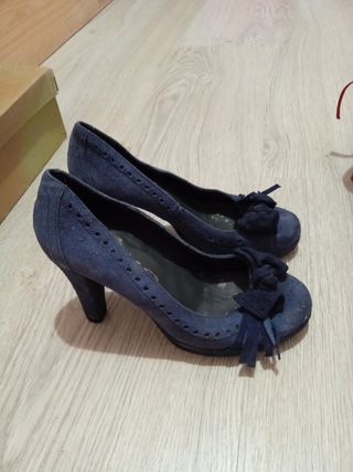 Zapatos tacón azul de piel