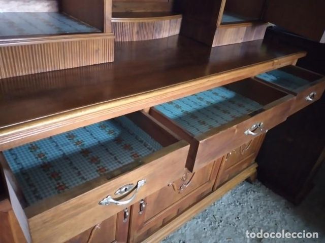 Antiguo aparador de madera de haya ,con tallas