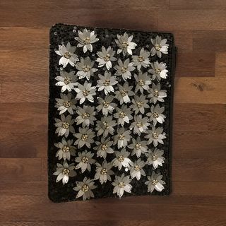 Bolso clutch negro metalizado adornos de flores