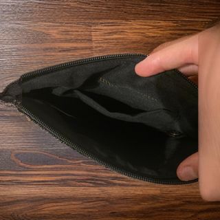 Bolso clutch negro metalizado adornos de flores