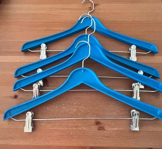 Perchas cano de plastico y pinzas