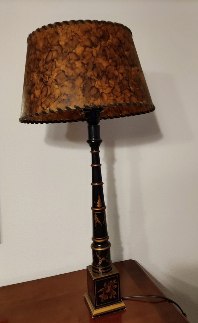 Lámpara con pantalla y pie de madera 