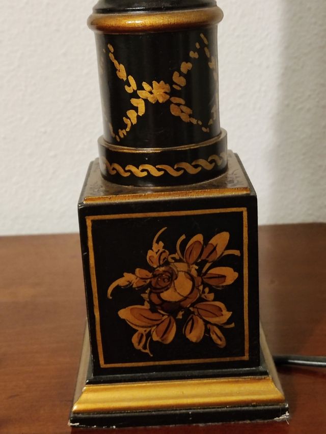 Lámpara con pantalla y pie de madera 