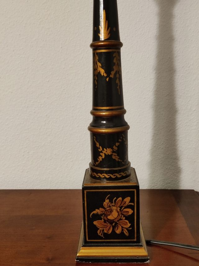 Lámpara con pantalla y pie de madera 