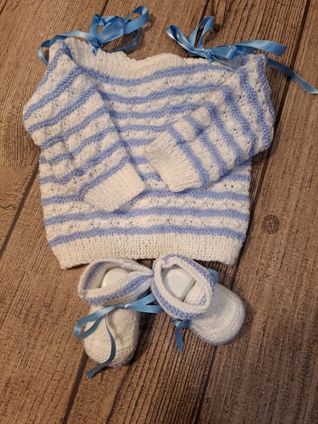 Chaqueta y patucos bebé azul y blanco