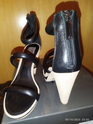 Sandalia piel negra CK