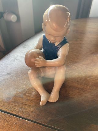 Figurina in ceramica di bambino vintage con palla