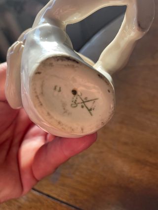 Figurina in ceramica di bambino vintage con palla